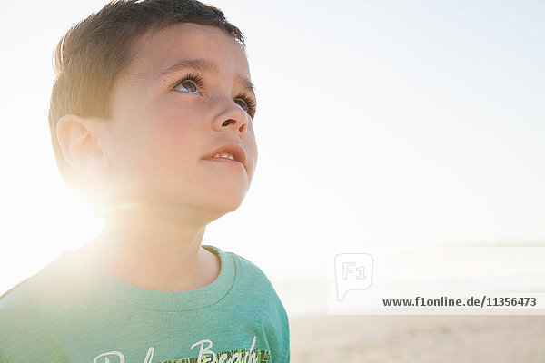 Porträt eines Jungen am Strand  der wegschaut