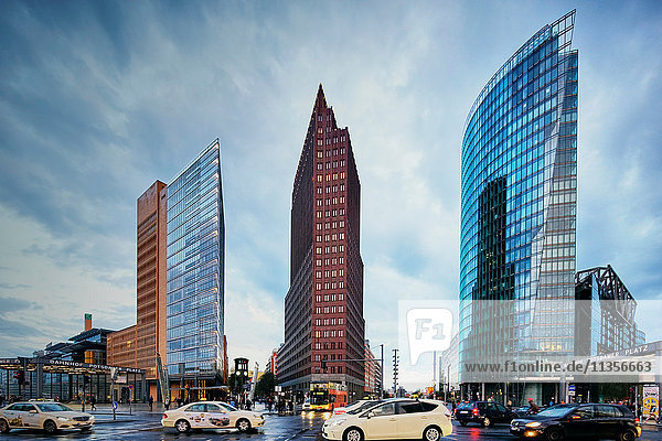 Stadtlandschaft mit Verkehr und Wolkenkratzern  Berlin  Deutschland