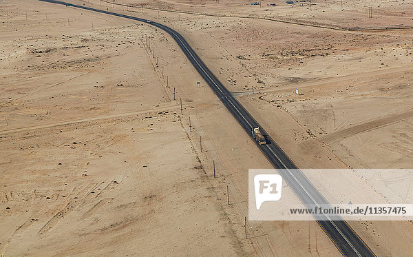 Lastwagen auf der Autobahn  Namib-Wüste  Namibia