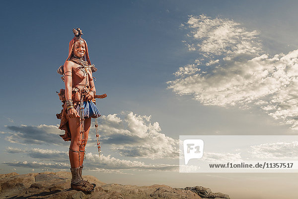 Himba-Frau mit traditionellem Kopfschmuck  Namibia