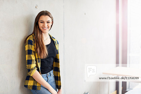 Porträt einer jungen Studentin an einer Hochschule