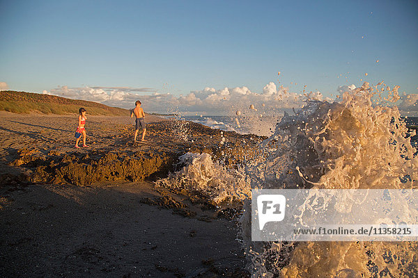 Mädchen und Bruder beobachten Meereswellen  Blowing Rocks Preserve  Jupiter Island  Florida  USA