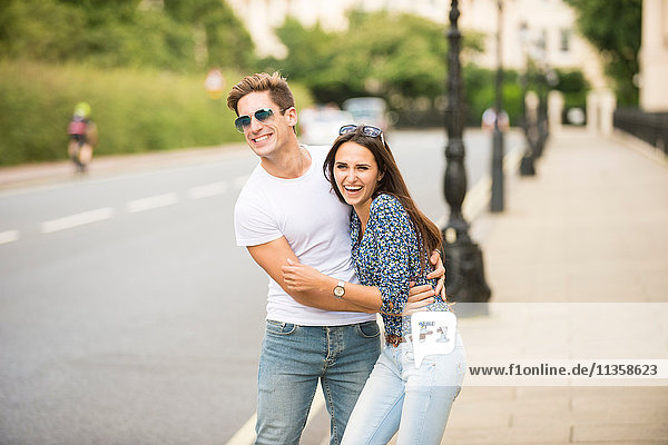 Junges Paar lacht auf der City Street  London  UK