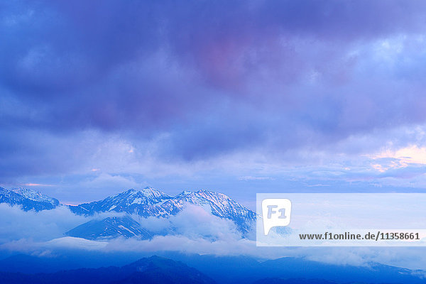Nebel- und schneebedeckte Berge in der Morgendämmerung  Naturpark Bolshoy Thach (Big Thach)  Kaukasische Berge  Republik Adygien  Russland