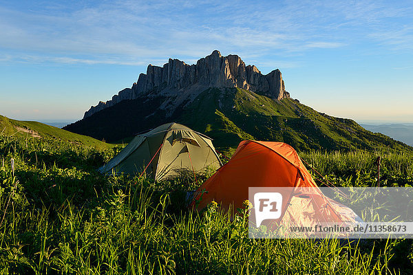 Landschaft mit zwei Zelten,  Naturpark Bolshoy Thach (Big Thach),  Kaukasisches Gebirge,  Republik Adygien,  Russland