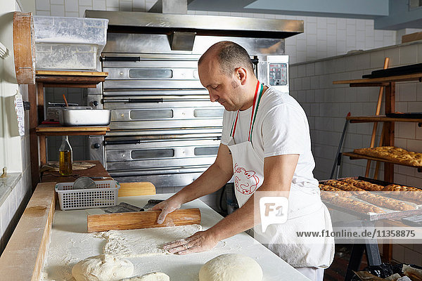 Bäcker in einer Bäckerei