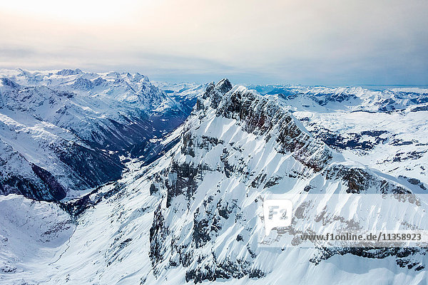 Schneebedeckte Hochwinkel-Landschaft Titlis Schweiz
