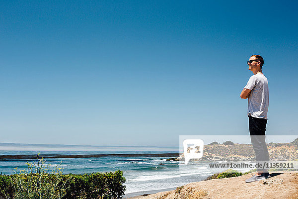 Mann mit Blick auf Küste und Meer  Cambria  Kalifornien  USA