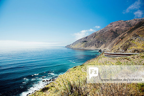 Blick auf das Meer und den Pacific Coast Highway  Big Sur  Kalifornien  USA