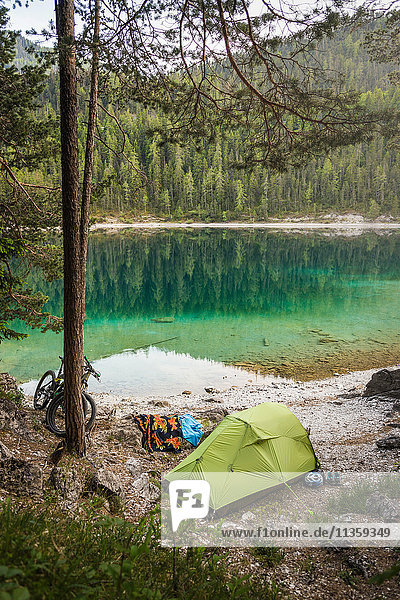 Zelt am Wasser aufgestellt  Leermoos  Tirol  Österreich