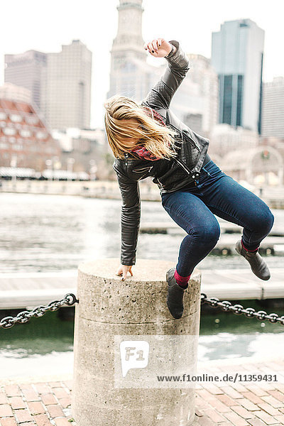 Frau  die vom Betonblock springt  Boston  Massachusetts  USA