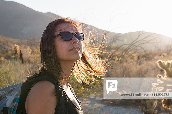 Frau mit Sonnenbrille beim Wandern  Anza Borrego  Kalifornien  USA