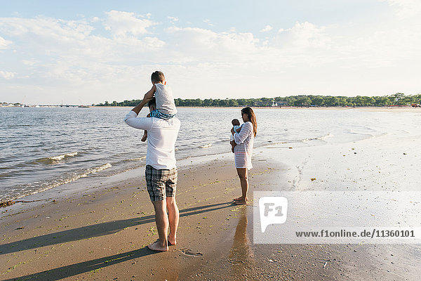 Eltern mit einem Kleinkind und einem kleinen Jungen am Strand des Pelham Bay Park Bronx New York USA