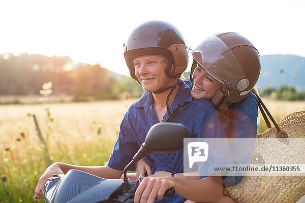 Romantisches junges Paar fährt Moped auf der Landstraße  Mallorca  Spanien