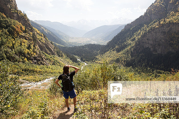 Rückansicht eines männlichen Wanderers mit Blick auf die Berge  Svaneti  Georgien