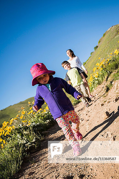 Mutter mit Sohn und Tochter beim Wandern auf dem Bonneville Shoreline Trail in den Wasatch Foothills oberhalb von Salt Lake City  Utah