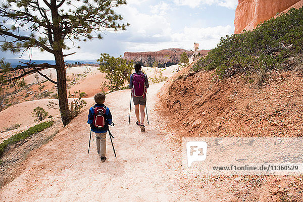 Mutter und Sohn beim Wandern auf der Queens Garden/Navajo Canyon Loop im Bryce Canyon National Park  Utah  USA