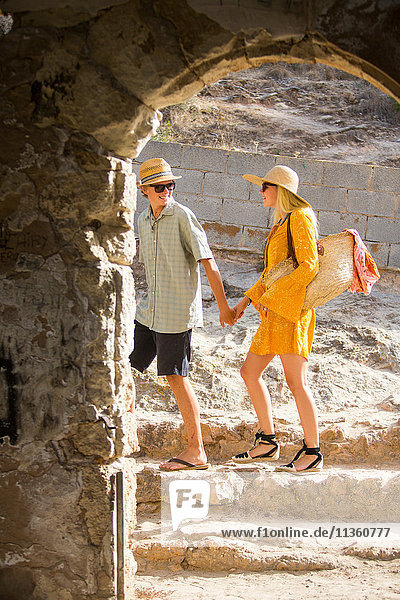 Blick durch den Torbogen eines Paares auf Felsen  Mallorca  Spanien