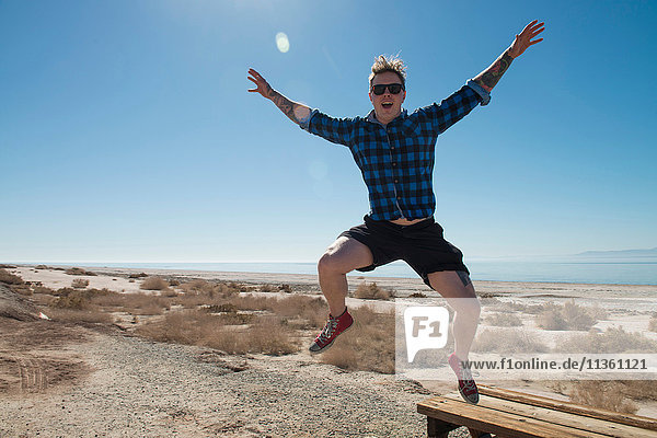 Mann springt in die Luft  Salton Sea  Kalifornien  USA