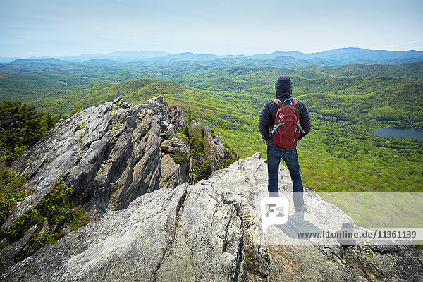 Rückansicht eines männlichen Wanderers mit Blick vom Bergrücken  Blue Ridge Mountains  North Carolina  USA