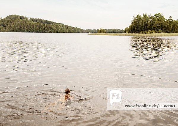 Frau schwimmt im See  Orivesi  Finnland