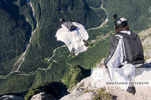 Wingsuit BASE-Jumper fliegt ab,  gefilmt von einem anderen BASE-Jumper,  Italienische Alpen,  Alleghe,  Belluno,  Italien