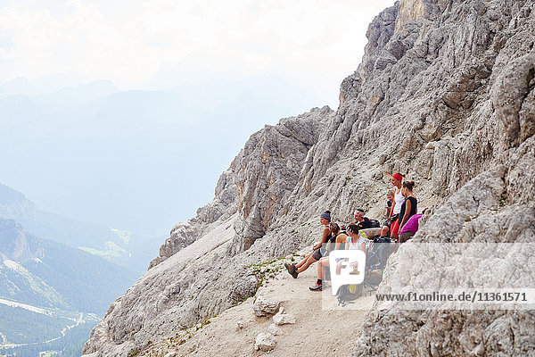 Gruppe von Wanderern  die sich am Berghang ausruhen  Österreich