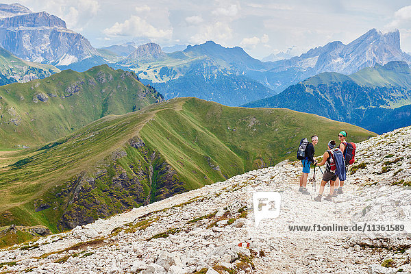 Szenerieansicht von Wanderern an felsigen Berghängen  Österreich
