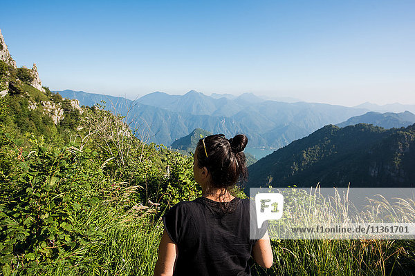 Rückansicht einer Frau mit Blick auf die Berge  Passo Maniva  Italien