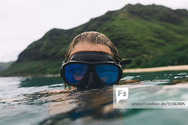 Schwimmer mit Schutzbrille nahe der Meeresoberfläche