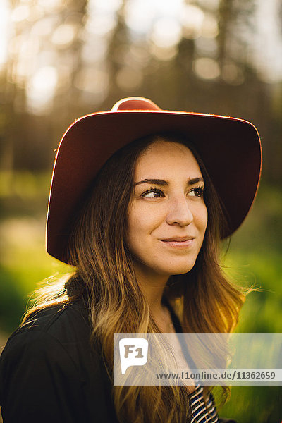 Porträt einer Frau mit Hut beim Wegschauen  Rocky Mountain National Park  Colorado  USA