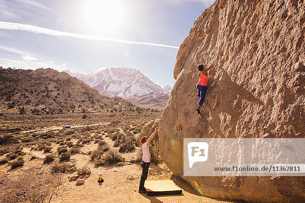 Paar kletternde Felswand  Buttermilk Boulders  Bishop  Kalifornien  USA