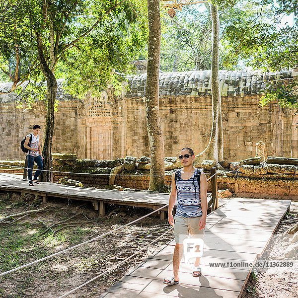 Männer auf Holzsteg  Ta Phrom  Siem Reap  Kambodscha