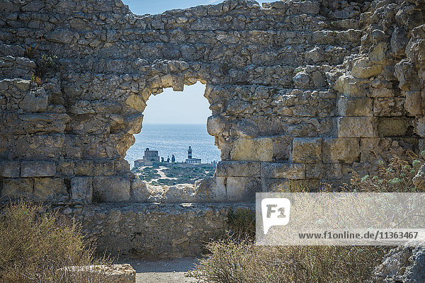 Ansicht des Leuchtturms durch ein Loch in der Steinmauer  Cagliari  Masua  Sardinien  Italien