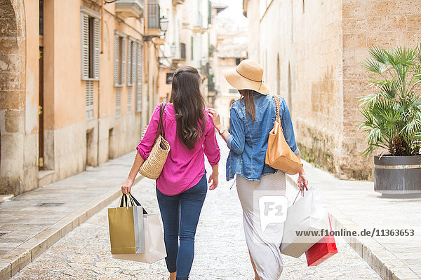 Frauen mit Einkaufstaschen auf der Straße  Palma de Mallorca  Spanien