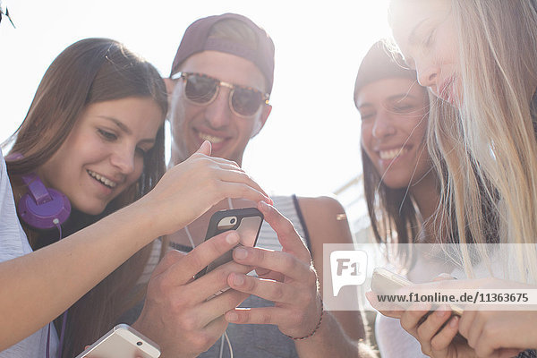 Soziale Vernetzung von Freunden auf Smartphones