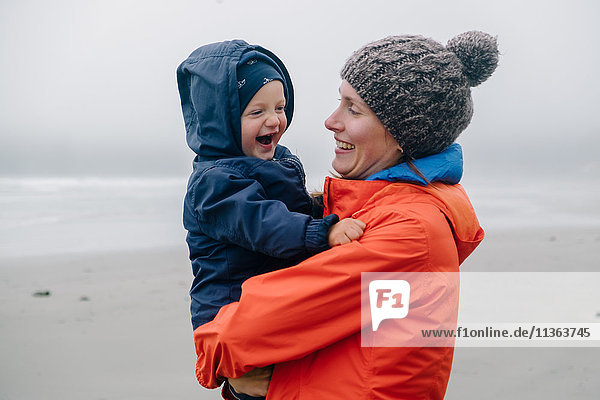 Porträt einer Mutter  die ihren Sohn hält  lächelnd  Long Beach  Vancouver Island  British Columbia  Kanada