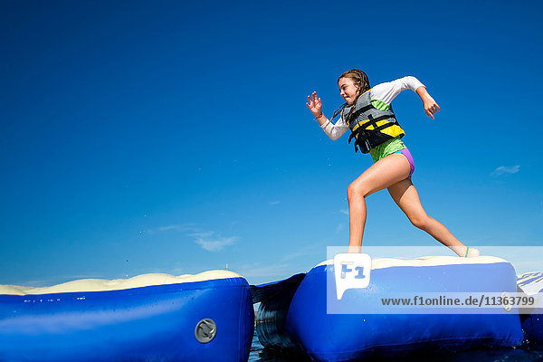 Mädchen läuft über aufblasbare Plattformen  Seaside Heights  New Jersey  USA
