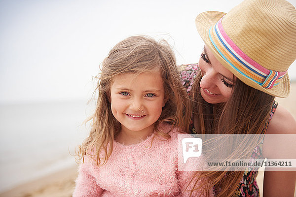 Glückliche Mutter und Tochter am Strand