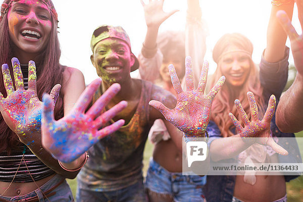 Porträt einer Gruppe von Freunden beim Festival  bedeckt mit bunter Pulverfarbe