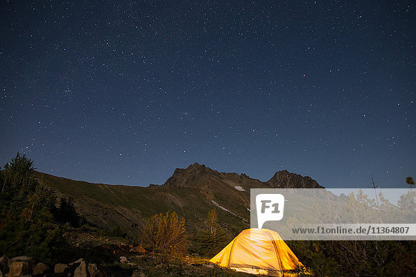 Nachtlager auf einem Hügel  Verzauberungen  Alpine Lakes Wilderness  Washington  USA