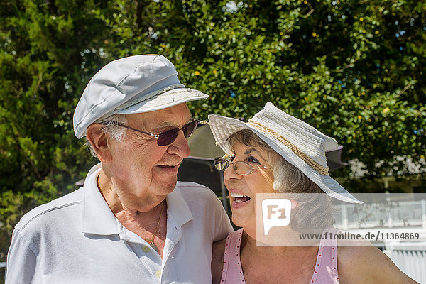Glückliches älteres Ehepaar im Urlaub