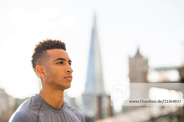 Porträt eines jungen Mannes  Wapping  London  UK