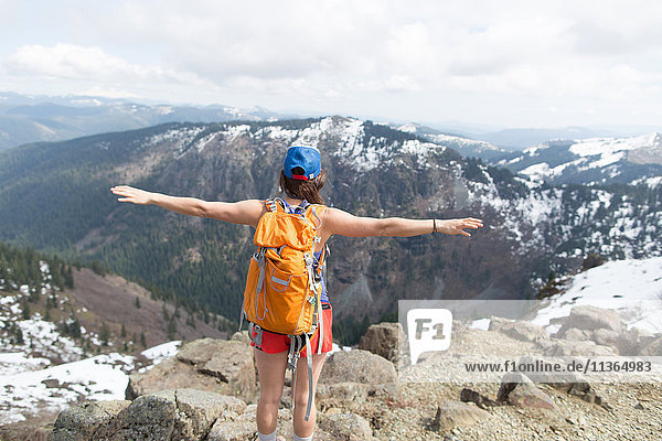 Junge Frau  auf Fels stehend  Blick nach hinten  Rückansicht  Silver Star Mountain  Washington  USA