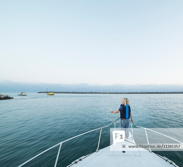 Rückansicht des Jungen am Bug des Bootes  Dana Point  Kalifornien  USA