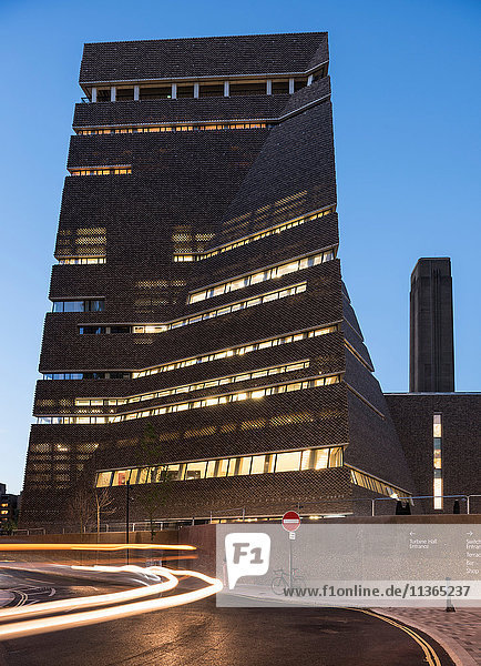 Blick in die Abenddämmerung auf das vorbeifahrende Switch House  Tate Modern  London  UK