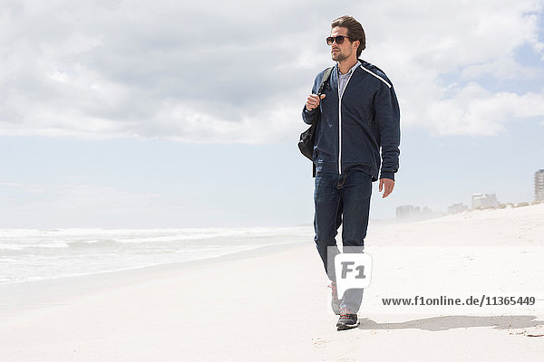 Junger Mann allein am Strand spazieren  Western Cape  Südafrika