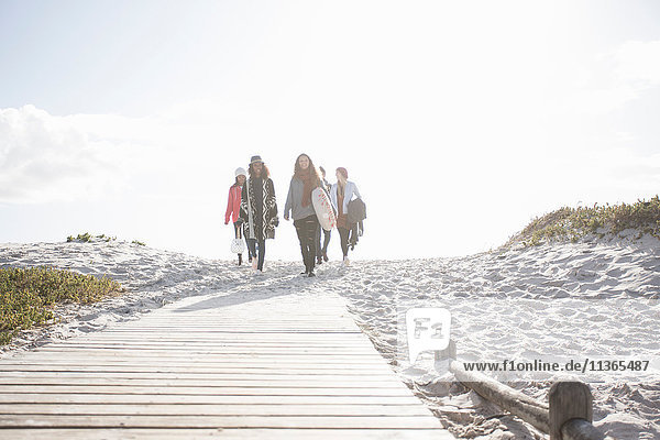 Junge erwachsene Freunde beim Spaziergang an der Strandpromenade Western Cape Südafrika