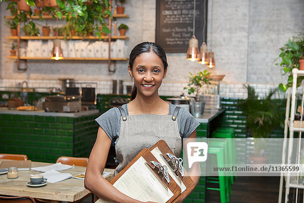 Porträt einer mittleren erwachsenen Cafébesitzerin im Café