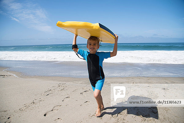 Am Strand laufender Junge mit Bodyboard  Laguna Beach  Kalifornien  USA